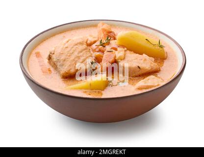 Schale mit Lachs- und Tomatensuppe mit Sahne isoliert auf weißem Hintergrund Stockfoto