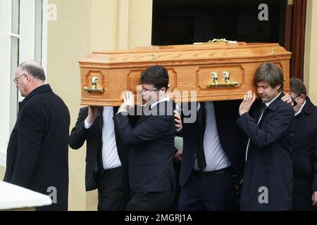 Sargträger tragen den Sarg von Matthew Healy nach seiner Beerdigung aus der St. Mary's Church in Berrings, Grafschaft Cork. Mr. Healy war Patient im Mercy University Hospital, wo er in den frühen Sonntagsstunden nach einem angeblichen Angriff starb. Foto: Donnerstag, 26. Januar 2023. Stockfoto