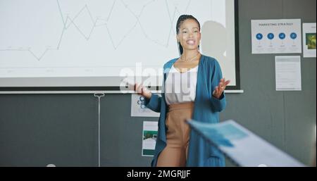 Präsentation, Business Black Woman und Seminar für Data Analytics, Profit Review oder Growth Strategy Workshop. Marketingstatistiken, Umsatzdiagramme und Stockfoto