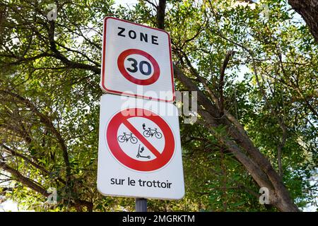 Elektroroller E-Scooter verboten und verboten Schild mit französischem Text sur le trottoir bedeutet auf dem Bürgersteig Verkehrszeichen Verboten und begrenzt Stockfoto