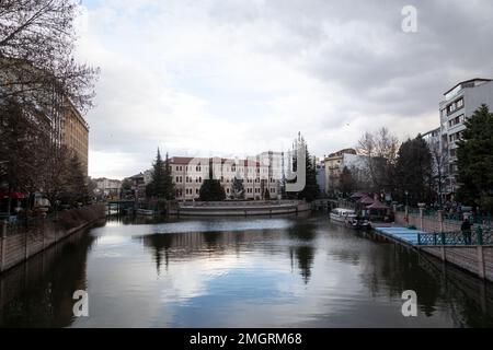 EskisehirTurkey - 01-17-2023: Blick auf den Fluss Porsuk in Eskisehir. Blick auf den Fluss Porsuk und die umliegenden Gebäude bei Sonnenuntergang. Stockfoto