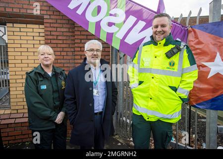 Rosie Byrne (links) Director of Operations at Northern Ireland Ambulance Service und Michael Bloomfield (Zentrum) Chief Executive at Northern Ireland Ambulance Service besuchen die Streikposten vor dem Royal Victoria Hospital in Belfast, da Tausende von Gesundheits- und Sozialarbeitern, einschließlich Sanitätern, In Nordirland an Streikaktionen über Entlohnung und Bedingungen teilnehmen. Stockfoto