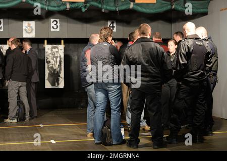 Ein Polizeiteam wird vor einer Drogenrazzia im Morgengrauen in Großbritannien informiert Stockfoto