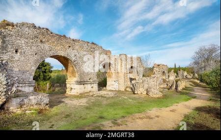 Ruinen des Barbegal Aquädukts (Aquav Romain de Barbegal) in der Nähe von Arles, Frankreich Stockfoto