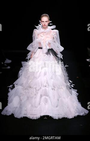 Paris, Frankreich. 25. Januar 2023. Ein Modell präsentiert eine Kreation von Valentino im Rahmen seiner Haute Couture-Kollektionen vom Frühjahr/Sommer 2023 während der Paris Fashion Week am 25. Januar 2023 in Paris, Frankreich. Kredit: Piero Biasion/Xinhua/Alamy Live News Stockfoto