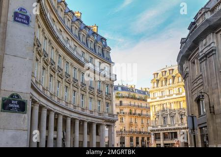 Wunderschöne Gebäude, typische pariser Fassaden, Paris bei Sonnenaufgang, Frankreich Stockfoto