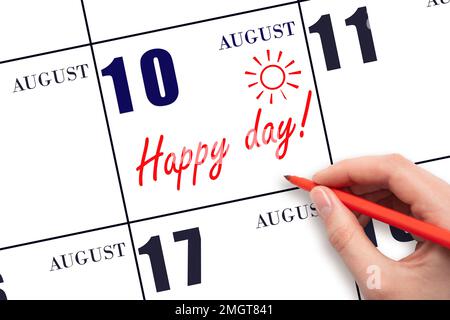 10. Augusttag. Handschrift schreibt den Text HAPPY DAY und zeichnet die Sonne am Kalenderdatum August 10. Merken Sie sich das Datum vor. Feiertage. Motivation. Sommermonat Stockfoto