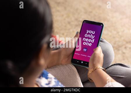 Birbhum, Westbengalen, Indien - Dezember 27. 2022: Eine indische Frau mit Smartphone eröffnet zu Hause die YONO-Anwendung der State Bank of India Stockfoto