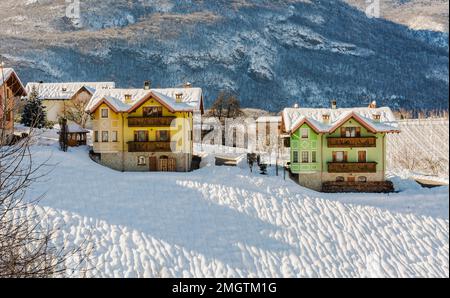 Winterlandschaft mit schneebedeckten Bergen an einem sonnigen Tag. Andalo Village, Adamello Brenta Natural Park, Trentino Alto Adige, Norditalien, Europaeisch Stockfoto