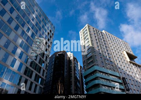 Moderne Architektur im Paddington Basin am 9. Januar 2023 in London, Großbritannien. Das Paddington Basin ist ein langes Kanalbecken und seine Umgebung im westlichen Londoner Stadtteil Paddington und ist mit dem Grand Union Canal verbunden. Seit 2000 ist das Becken im Rahmen des umfassenderen Paddington Waterside-Programms das Zentrum einer umfassenden Umgestaltung und von modernen Gebäuden und Büros umgeben. Stockfoto