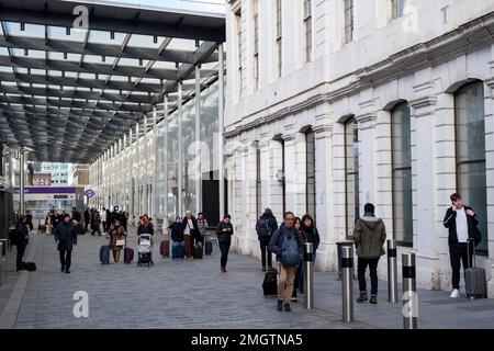 Personen in der neuen Halle außerhalb des Londoner Bahnhofs Paddington, der am 9. Januar 2023 in London, Vereinigtes Königreich, noch im Umbau ist. Paddington, auch bekannt als London Paddington, ist ein zentraler Bahnhof und ein Komplex der Londoner U-Bahn-Station in der Praed Street in der Gegend von Paddington. Der Standort ist seit 1838 die Londoner Endstation für die von der Great Western Railway und ihren Nachfolgern angebotenen Dienste. Stockfoto