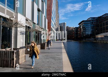 Moderne Architektur im Paddington Basin am 9. Januar 2023 in London, Großbritannien. Das Paddington Basin ist ein langes Kanalbecken und seine Umgebung im westlichen Londoner Stadtteil Paddington und ist mit dem Grand Union Canal verbunden. Seit 2000 ist das Becken im Rahmen des umfassenderen Paddington Waterside-Programms das Zentrum einer umfassenden Umgestaltung und von modernen Gebäuden und Büros umgeben. Stockfoto