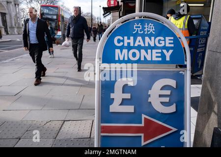 Geldwechsel-Shop hauptsächlich für Touristen in der Oxford Street am 9. Januar 2023 in London, Großbritannien. In diesen Geschäften können Kunden Währungen auf der Grundlage eines Wechselkurses zwischen den beiden Währungen wechseln. Stockfoto