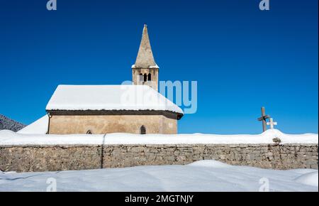 Kirche San Tommaso, Dorf Cavedago - Naturpark Adamello Brenta, Trentino Alto Adige, Norditalien, Europa Stockfoto