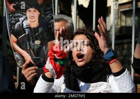 Beirut, Libanon. 26. Januar 2023. Libanesische Aktivisten und Verwandte sowie Familien der Opfer der Explosion im Hafen von Beirut von 2020 versammeln sich vor dem Justizpalast des Landes, um gegen eine Entscheidung des libanesischen Oberstaatsanwalts zu protestieren, der den Richter angeklagt hat, der die Untersuchung der Explosion, bei der mehr als 200 Menschen ums Leben kamen, geleitet hat und die Freilassung der Verdächtigen angeordnet hat In Gewahrsam. Kredit: Marwan Naamani/dpa/Alamy Live News Stockfoto