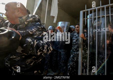 Beirut, Libanon. 26. Januar 2023. Die libanesische Polizei sichert sich den Eingang des Justizministeriums in Beirut bei Zusammenstößen, Dort versammeln sich Aktivisten und Verwandte sowie Familien von Opfern der Explosion im Hafen von Beirut von 2020, um gegen eine Entscheidung des libanesischen Oberstaatsanwalts zu protestieren, der den Richter angeklagt hat, der die Untersuchung der Explosion, bei der mehr als 200 Menschen ums Leben kamen und die Freilassung von Verdächtigen in Haft angeordnet hat, leitete. Kredit: Marwan Naamani/dpa/Alamy Live News Stockfoto