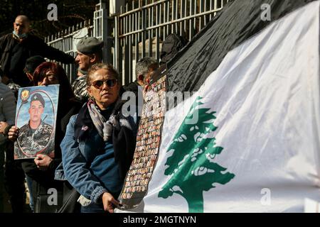 Beirut, Libanon. 26. Januar 2023. Libanesische Aktivisten und Verwandte sowie Familien der Opfer der Explosion im Hafen von Beirut von 2020 versammeln sich vor dem Justizpalast des Landes, um gegen eine Entscheidung des libanesischen Oberstaatsanwalts zu protestieren, der den Richter angeklagt hat, der die Untersuchung der Explosion, bei der mehr als 200 Menschen ums Leben kamen, geleitet hat und die Freilassung der Verdächtigen angeordnet hat In Gewahrsam. Kredit: Marwan Naamani/dpa/Alamy Live News Stockfoto