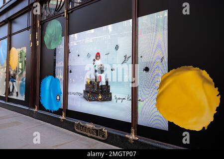 Yayoi Kusama Kollektion mit Modehaus Louis Vuitton vor dem Kaufhaus Harrods in Knightsbridge am 13. Januar 2023 in London, Großbritannien. In ihrer zweiten Zusammenarbeit mit der französischen Designerin wurde das Innere und Äußere des berühmten Ladens mit Kusamas Markenzeichen-Polka-Punkten übernommen. Die Kollektion umfasst Herren- und Damenbekleidung, Taschen, Schuhe, Accessoires, Gepäck, Und Duftstoffe. Yayoi Kusama ist ein zeitgenössischer japanischer Künstler, der in erster Linie in der Skulptur und der Installation innerhalb konzeptioneller Kunst arbeitet. Sie wurde als eine der wichtigsten lebenden Künstlerinnen anerkannt Stockfoto