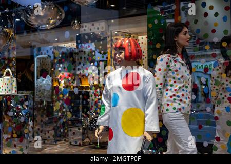 Yayoi Kusama Kollektion mit Modehaus Louis Vuitton vor dem Kaufhaus Harrods in Knightsbridge am 13. Januar 2023 in London, Großbritannien. In ihrer zweiten Zusammenarbeit mit der französischen Designerin wurde das Innere und Äußere des berühmten Shops mit Kusamas typischen Polka-Punkten als Videobildschirme und einer animatronischen Version des Künstlers Delight Passanten von übernommen. Die Kollektion umfasst Herren- und Damenbekleidung, Taschen, Schuhe, Accessoires, Gepäck, Und Duftstoffe. Yayoi Kusama ist ein zeitgenössischer japanischer Künstler, der in erster Linie in der Bildhauerei und Installation innerhalb von conce arbeitet Stockfoto