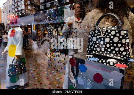 Yayoi Kusama Kollektion mit Modehaus Louis Vuitton vor dem Kaufhaus Harrods in Knightsbridge am 13. Januar 2023 in London, Großbritannien. In ihrer zweiten Zusammenarbeit mit der französischen Designerin wurde das Innere und Äußere des berühmten Shops mit Kusamas typischen Polka-Punkten als Videobildschirme und einer animatronischen Version des Künstlers Delight Passanten von übernommen. Die Kollektion umfasst Herren- und Damenbekleidung, Taschen, Schuhe, Accessoires, Gepäck, Und Duftstoffe. Yayoi Kusama ist ein zeitgenössischer japanischer Künstler, der in erster Linie in der Bildhauerei und Installation innerhalb von conce arbeitet Stockfoto