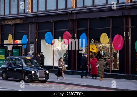 Yayoi Kusama Kollektion mit Modehaus Louis Vuitton vor dem Kaufhaus Harrods in Knightsbridge am 13. Januar 2023 in London, Großbritannien. In ihrer zweiten Zusammenarbeit mit der französischen Designerin wurde das Innere und Äußere des berühmten Ladens mit Kusamas Markenzeichen-Polka-Punkten übernommen. Die Kollektion umfasst Herren- und Damenbekleidung, Taschen, Schuhe, Accessoires, Gepäck, Und Duftstoffe. Yayoi Kusama ist ein zeitgenössischer japanischer Künstler, der in erster Linie in der Skulptur und der Installation innerhalb konzeptioneller Kunst arbeitet. Sie wurde als eine der wichtigsten lebenden Künstlerinnen anerkannt Stockfoto