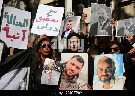 Beirut, Libanon. 26. Januar 2023. Libanesische Aktivisten und Verwandte sowie Familien der Opfer der Explosion im Hafen von Beirut von 2020 versammeln sich vor dem Justizpalast des Landes, um gegen eine Entscheidung des libanesischen Oberstaatsanwalts zu protestieren, der den Richter angeklagt hat, der die Untersuchung der Explosion, bei der mehr als 200 Menschen ums Leben kamen, geleitet hat und die Freilassung der Verdächtigen angeordnet hat In Gewahrsam. Kredit: Marwan Naamani/dpa/Alamy Live News Stockfoto