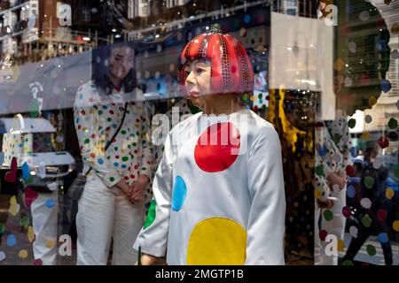 Yayoi Kusama Kollektion mit Modehaus Louis Vuitton vor dem Kaufhaus Harrods in Knightsbridge am 13. Januar 2023 in London, Großbritannien. In ihrer zweiten Zusammenarbeit mit der französischen Designerin wurde das Innere und Äußere des berühmten Shops mit Kusamas typischen Polka-Punkten als Videobildschirme und einer animatronischen Version des Künstlers Delight Passanten von übernommen. Die Kollektion umfasst Herren- und Damenbekleidung, Taschen, Schuhe, Accessoires, Gepäck, Und Duftstoffe. Yayoi Kusama ist ein zeitgenössischer japanischer Künstler, der in erster Linie in der Bildhauerei und Installation innerhalb von conce arbeitet Stockfoto