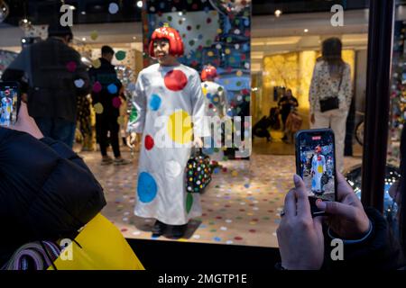 Yayoi Kusama Kollektion mit Modehaus Louis Vuitton vor dem Kaufhaus Harrods in Knightsbridge am 13. Januar 2023 in London, Großbritannien. In ihrer zweiten Zusammenarbeit mit der französischen Designerin wurde das Innere und Äußere des berühmten Shops mit Kusamas typischen Polka-Punkten als Videobildschirme und einer animatronischen Version des Künstlers Delight Passanten von übernommen. Die Kollektion umfasst Herren- und Damenbekleidung, Taschen, Schuhe, Accessoires, Gepäck, Und Duftstoffe. Yayoi Kusama ist ein zeitgenössischer japanischer Künstler, der in erster Linie in der Bildhauerei und Installation innerhalb von conce arbeitet Stockfoto