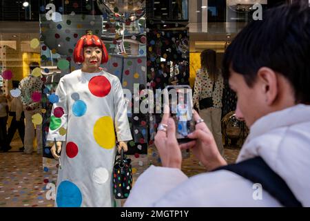 Yayoi Kusama Kollektion mit Modehaus Louis Vuitton vor dem Kaufhaus Harrods in Knightsbridge am 13. Januar 2023 in London, Großbritannien. In ihrer zweiten Zusammenarbeit mit der französischen Designerin wurde das Innere und Äußere des berühmten Shops mit Kusamas typischen Polka-Punkten als Videobildschirme und einer animatronischen Version des Künstlers Delight Passanten von übernommen. Die Kollektion umfasst Herren- und Damenbekleidung, Taschen, Schuhe, Accessoires, Gepäck, Und Duftstoffe. Yayoi Kusama ist ein zeitgenössischer japanischer Künstler, der in erster Linie in der Bildhauerei und Installation innerhalb von conce arbeitet Stockfoto