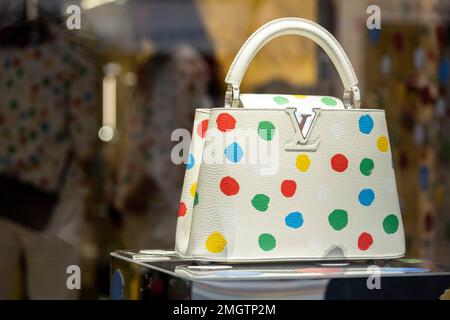 Yayoi Kusama Kollektion mit Modehaus Louis Vuitton vor dem Kaufhaus Harrods in Knightsbridge am 13. Januar 2023 in London, Großbritannien. In ihrer zweiten Zusammenarbeit mit der französischen Designerin wurde das Innere und Äußere des berühmten Ladens mit Kusamas Markenzeichen-Polka-Punkten übernommen. Die Kollektion umfasst Herren- und Damenbekleidung, Taschen, Schuhe, Accessoires, Gepäck, Und Duftstoffe. Yayoi Kusama ist ein zeitgenössischer japanischer Künstler, der in erster Linie in der Skulptur und der Installation innerhalb konzeptioneller Kunst arbeitet. Sie wurde als eine der wichtigsten lebenden Künstlerinnen anerkannt Stockfoto