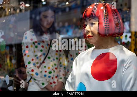 Yayoi Kusama Kollektion mit Modehaus Louis Vuitton vor dem Kaufhaus Harrods in Knightsbridge am 13. Januar 2023 in London, Großbritannien. In ihrer zweiten Zusammenarbeit mit der französischen Designerin wurde das Innere und Äußere des berühmten Shops mit Kusamas typischen Polka-Punkten als Videobildschirme und einer animatronischen Version des Künstlers Delight Passanten von übernommen. Die Kollektion umfasst Herren- und Damenbekleidung, Taschen, Schuhe, Accessoires, Gepäck, Und Duftstoffe. Yayoi Kusama ist ein zeitgenössischer japanischer Künstler, der in erster Linie in der Bildhauerei und Installation innerhalb von conce arbeitet Stockfoto