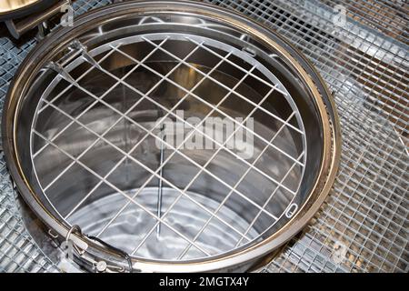 Weinkeller mit Blick von oben mit Edelstahlbehältern und Aluminiumfässern Stockfoto