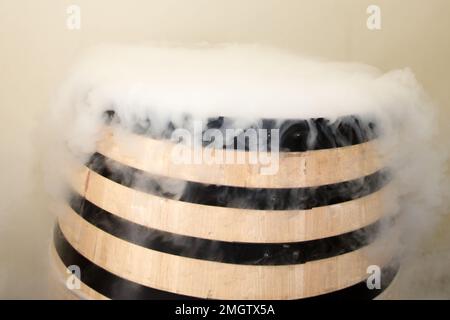 Kellerrauchen von Trockeneis in Holzfässern für die frische Gärung der Trauben Stockfoto