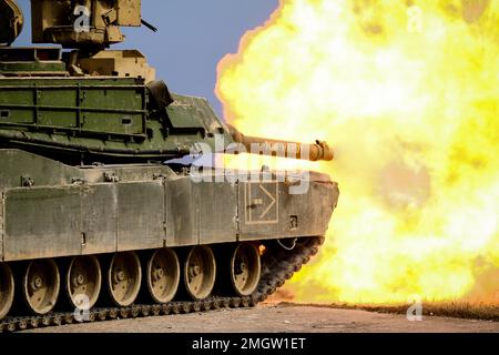 Ein M1 Abrams-Panzer aus dem 5. Geschwader, 4. Kavallerie-Regiment, 2. Bewaffnete Brigaden-Kampfeinheit, 1. Infanterie-Division, feuert während einer kombinierten Feuerübung (CALFEX) am Grafenwoehr-Trainingsgelände, Deutschland, 26. März 2018 eine Runde ab. (USA Armeefoto von SPC. Hubert D. Delany III/22. Mobile Public Affairs) Bitte beachten Sie: Die von der Agentur erhobenen Gebühren gelten ausschließlich für die Dienste der Agentur und vermitteln dem Benutzer weder Urheberrechte noch Lizenzrechte an dem Material. Die Behörde erhebt keinen Anspruch auf Eigentumsrechte, einschließlich, aber nicht beschränkt auf Copyright oder Lizenz i. Stockfoto