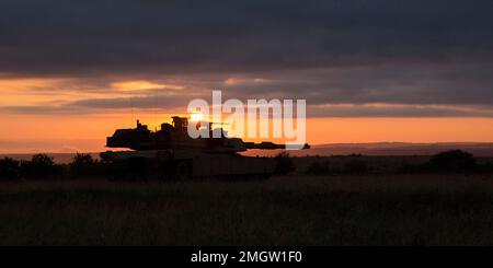 Novo Selo, Bulgarien. 16. September 2015. Ein M1 Abrams Hauptwaffenpanzer bietet Sicherheit während der Feldübung der Combined Arms Company im Novo Selo Trainingsbereich, Bulgarien, 16. September 2015. Das CAC ist ein neu gebildetes Rüstungselement, das die Rotationstruppe des Schwarzen Meeres unterstützt. (Foto: CPL. Justin T. Updegraff/U.S. Marine Corps) *** Bitte verwenden Sie Kredit aus Kreditfeld *** Kredit: SIPA USA/Alamy Live News Stockfoto