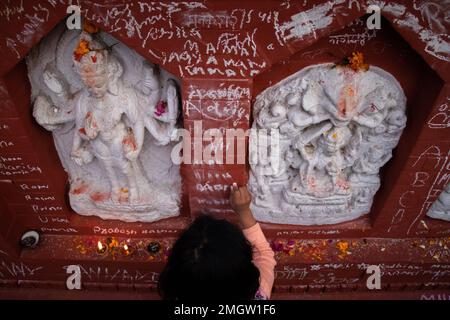 Kathmandu, Nepal. 26. Januar 2023. Am 26. Januar 2023 in Kathmandu, Nepal. Ein Kind schreibt auf eine Wand mit der Aufschrift "Sarswati Puja" Festival. Kinder werden in Bildung und Lernen eingeführt, während Göttin Sarswati an diesem Tag hauptsächlich verehrt wird. (Foto: Abhishek Maharjan/Sipa USA) Guthaben: SIPA USA/Alamy Live News Stockfoto