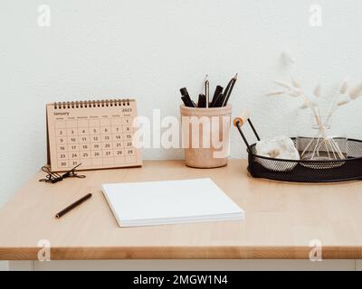 Heimbüro Holzschreibtisch mit Heim Dekor verschiedene Accessoires. Vorderansicht. Speicherplatz kopieren Stockfoto