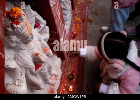 Kathmandu, Nepal. 26. Januar 2023. Am 26. Januar 2023 in Kathmandu, Nepal. Goddess Sarswati ist ein Bild, während ein Mädchen (verschwommen) auf eine Wand schreibt und das „Sarswati Puja“-Festival markiert. Kinder werden in Bildung und Lernen eingeführt, während Göttin Sarswati an diesem Tag hauptsächlich verehrt wird. (Foto: Abhishek Maharjan/Sipa USA) Guthaben: SIPA USA/Alamy Live News Stockfoto