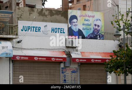 Baalbek, Libanon. 26. November 2022. Ein Poster von Hassan Nasrallah, Hezbollah-Führer, gesehen in Baalbek, Nordostlibanon, November 26 2022. (Foto: Elisa Gestri/SIPA USA) Kredit: SIPA USA/Alamy Live News Stockfoto