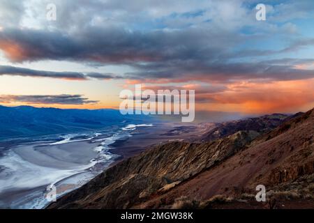 Winteruntergang von Dante's View im Death Valley National Park mit Blick auf das Badwater Basin. Stockfoto