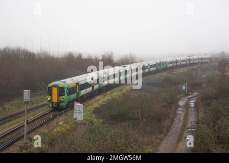 südwestliche Eisenbahn im Nebel bei einer roten Ampel Stockfoto