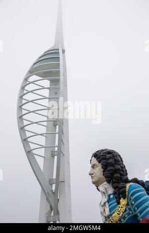 Portsmouth Dockyard mit Spinnaker Tower und Ships Galionsfigur Stockfoto