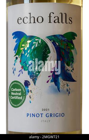Etikett auf der Flasche Echo Falls Pinot Grigio, italienisches Weinerzeugnis 2021, verkauft im Vereinigten Königreich Stockfoto