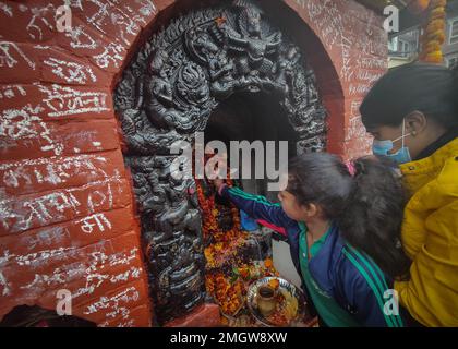 Kathmandu, Bagmati, Nepal. 26. Januar 2023. Kinder beten für die Göttin Saraswati bei der Feier des Shree Panchami oder des Basanta Panchami Festivals in Kathmandu, Nepal, am 26. Januar 2023. Die nepalische Hindu-Gemeinde feiert diesen Tag als den Tag, an dem sie die Göttin des Wissens anbetet. Saraswati und Studenten zeigen ihr ihren bescheidenen Respekt für Wissen und Lernen. Dieser Tag steht auch für den Beginn der Frühlingssaison. (Kreditbild: © Sunil Sharma/ZUMA Press Wire) NUR REDAKTIONELLE VERWENDUNG! Nicht für den kommerziellen GEBRAUCH! Stockfoto