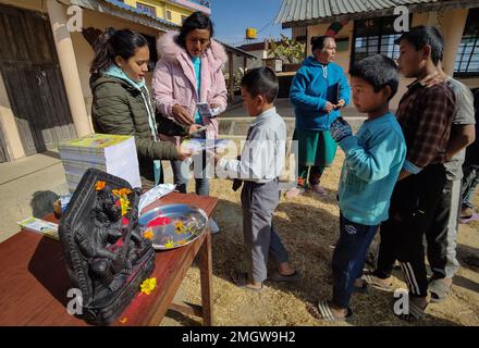 Kathmandu, Bagmati, Nepal. 26. Januar 2023. Kinder erhalten Schreibwaren während der Feier des Shree Panchami oder Basanta Panchami Festivals an einer Schule in Sankharapur, am Rande der Hauptstadt Kathmandu, Nepal, am 26. Januar 2023. Die nepalische Hindu-Gemeinde feiert diesen Tag als den Tag, an dem sie die Göttin des Wissens anbetet. Saraswati und Studenten zeigen ihr ihren bescheidenen Respekt für Wissen und Lernen. Dieser Tag steht auch für den Beginn der Frühlingssaison. (Kreditbild: © Sunil Sharma/ZUMA Press Wire) NUR REDAKTIONELLE VERWENDUNG! Nicht für den kommerziellen GEBRAUCH! Stockfoto