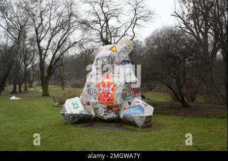 Warschau, Polen. 25. Januar 2023. Am 26. Januar 2022 wird die Kunstskulptur Anoufa Bear im Park Praski in Warschau, Polen, gesehen. Mehr als 500 Ideen wurden von den Bürgern für den jährlichen partizipativen Haushalt der Stadt Warschau eingereicht. Seit 2015 wird den Bürgern jedes Jahr die Möglichkeit geboten, Vorschläge für Projekte einzureichen, sofern sie von mindestens 20 weiteren Einwohnern unterstützt werden. (Foto: Jaap Arriens/Sipa USA) Guthaben: SIPA USA/Alamy Live News Stockfoto