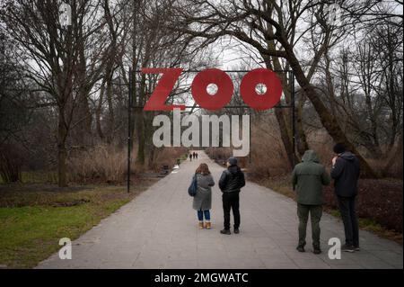 Warschau, Polen. 25. Januar 2023. Der alte Eingang zum Warschauer Zoo befindet sich am 26. Januar 2022 im Park Praski in Warschau, Polen. Mehr als 500 Ideen wurden von den Bürgern für den jährlichen partizipativen Haushalt der Stadt Warschau eingereicht. Seit 2015 wird den Bürgern jedes Jahr die Möglichkeit geboten, Vorschläge für Projekte einzureichen, sofern sie von mindestens 20 weiteren Einwohnern unterstützt werden. (Foto: Jaap Arriens/Sipa USA) Guthaben: SIPA USA/Alamy Live News Stockfoto