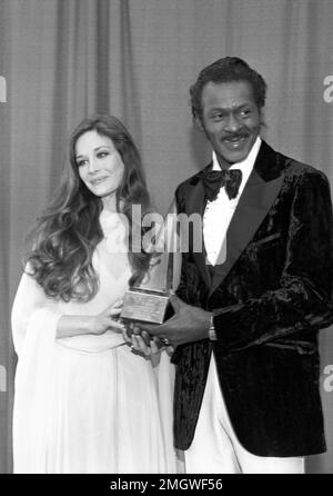 Mary Crosby und Chuck Berry bei den American Music Awards 1981 am 31. Januar 1981. Quelle: Ralph Dominguez/MediaPunch Stockfoto