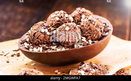 Schokoladenei mit Füllung, typisch brasilianisches Osterdessert, brasilianisches Essen Stockfoto