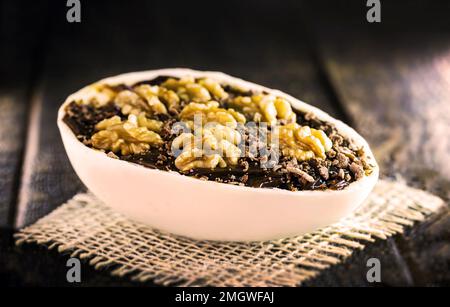 Schokoladenei mit Nüssen und cremiger Füllung, typisches brasilianisches Osterdessert, brasilianisches Essen Stockfoto